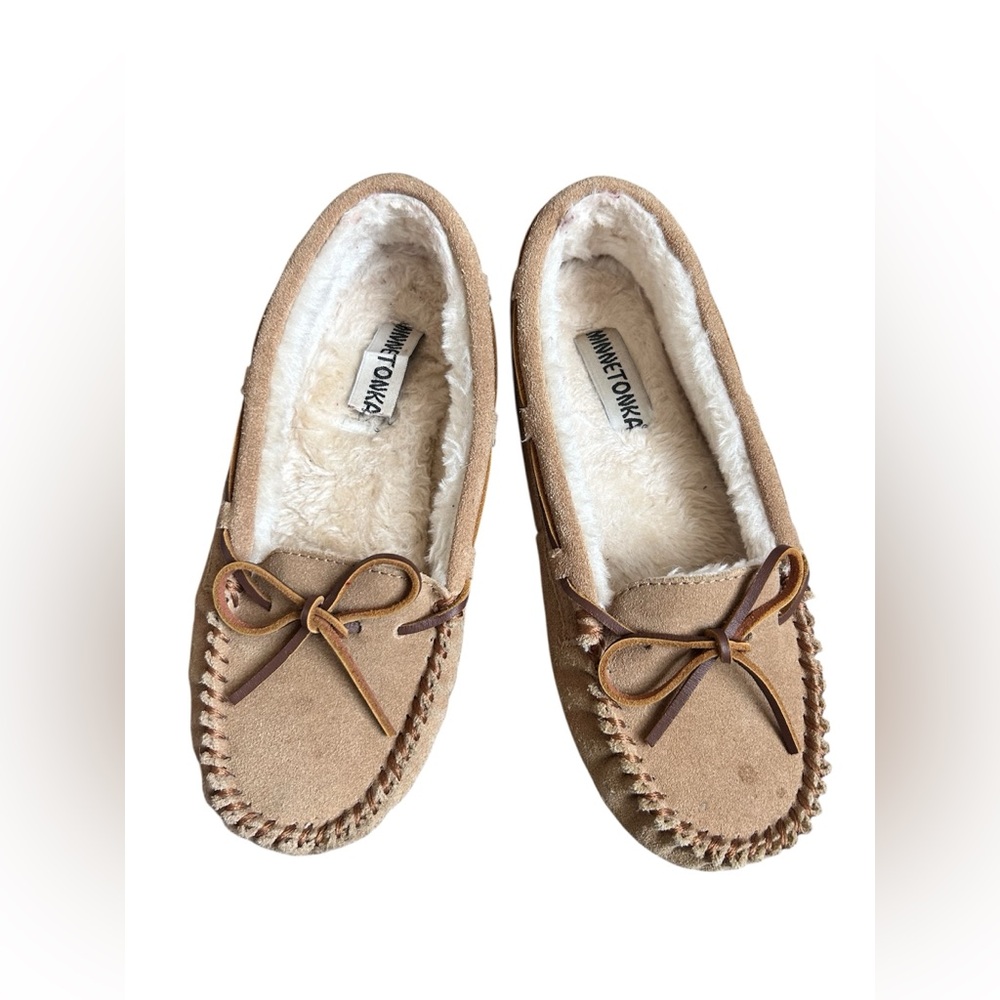 Minnetonka women’s tan leather moccasin slippers with faux fur lining size 9